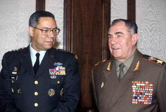 Dmitry Yazov and Colin Powell