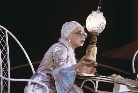 Svetlana Nemolyayeva performing on stage