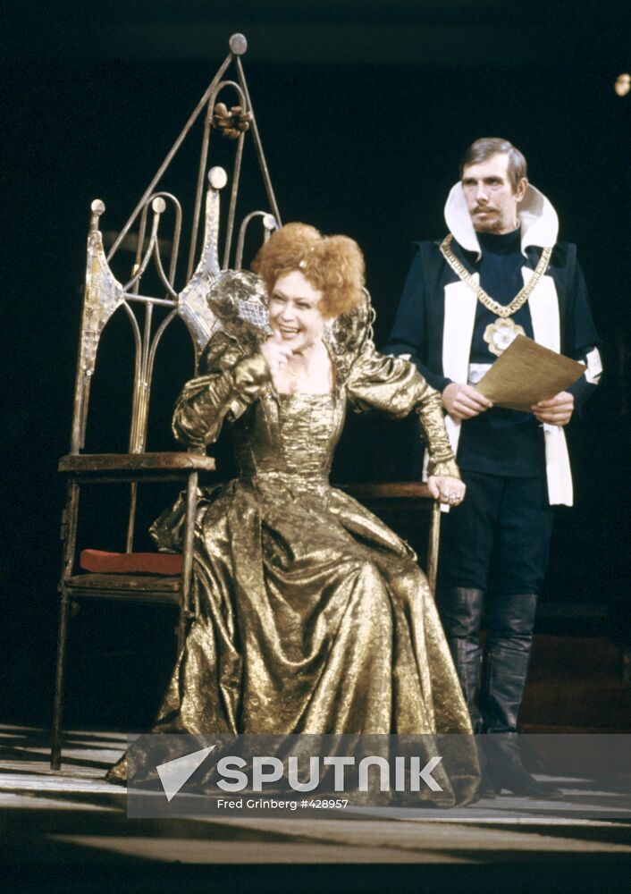 Svetlana Nemolyayeva and Alexander Ilyin performing on stage