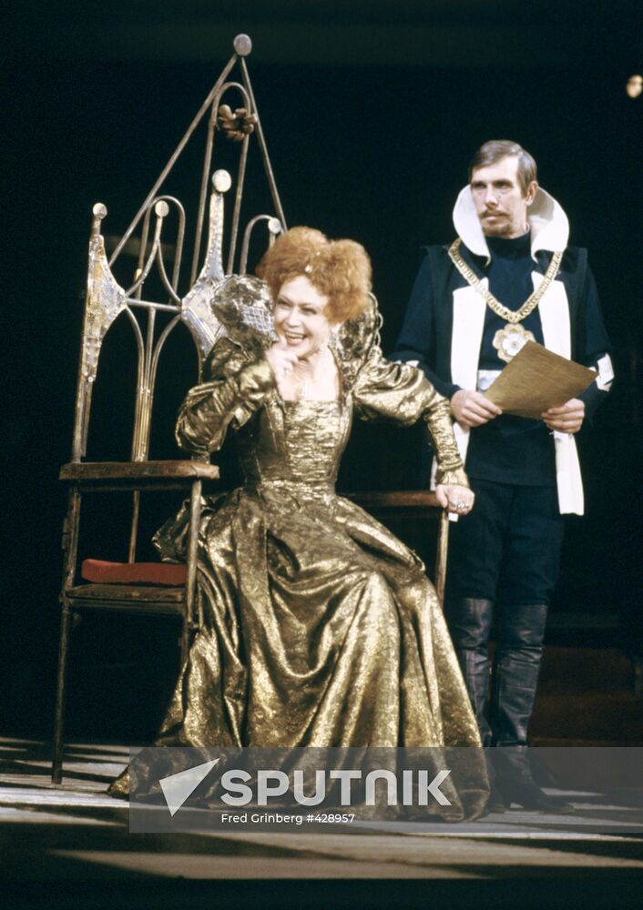 Svetlana Nemolyayeva and Alexander Ilyin performing on stage