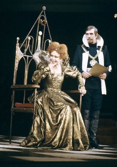 Svetlana Nemolyayeva and Alexander Ilyin performing on stage
