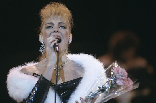 Pop singer Irina Ponarovskaya performing live