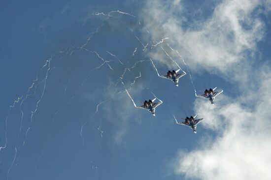 Russian pilots prepare for MAKS-2009
