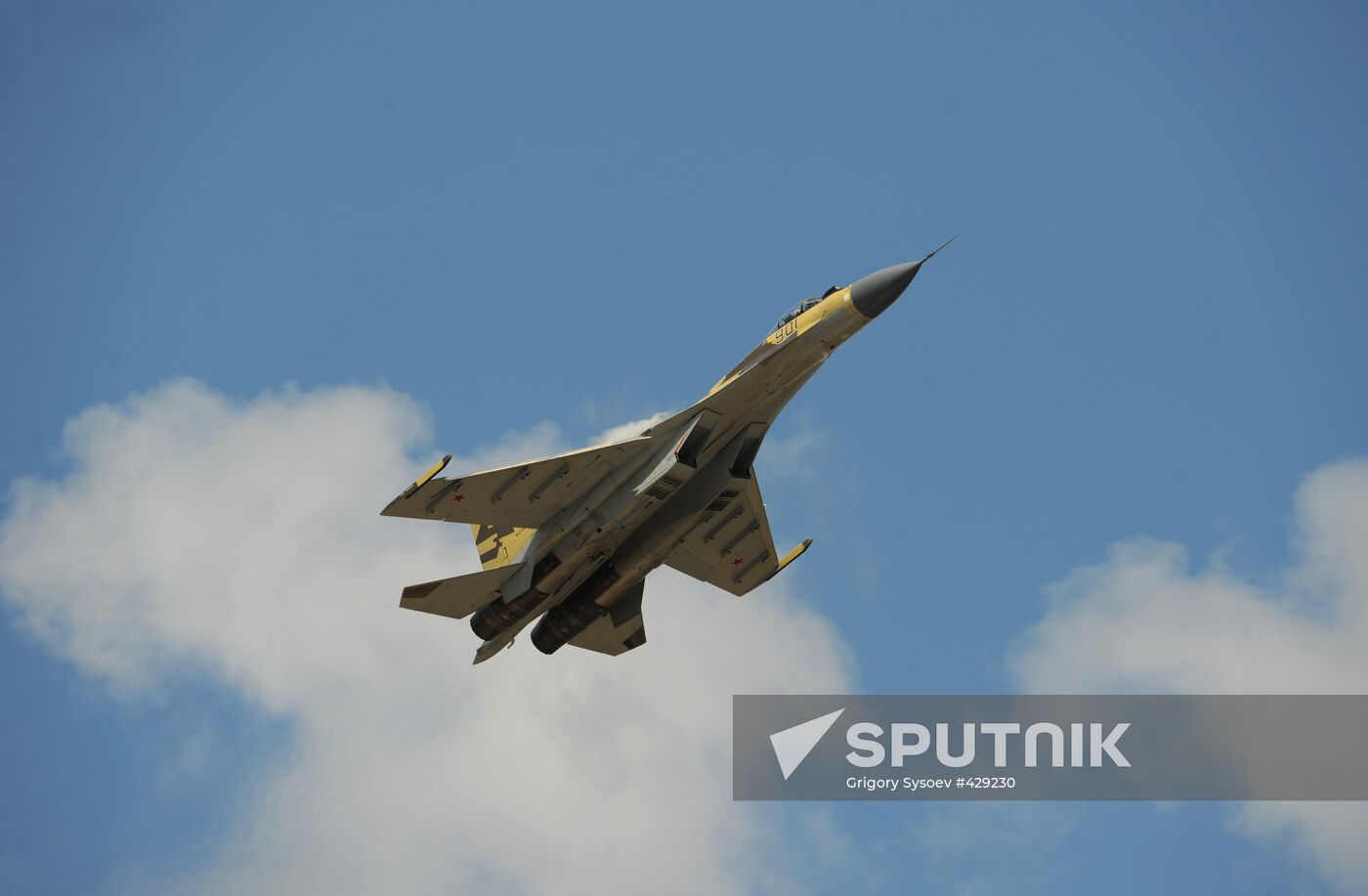 A Sukhoi Su-35 fighter seen during the final rehearsal flight over the Zhukovsky Airfield outside Moscow before the MAKS-2009 international air show. Location: Russia, Moscow region, Zhukovsky. Author: Grigory Sysoev/Sputnik. Russian pilots prepare for MAKS-2009
