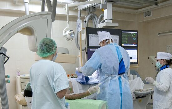 Yuzhno-Sakhalinsk surgeons use new angiography machine