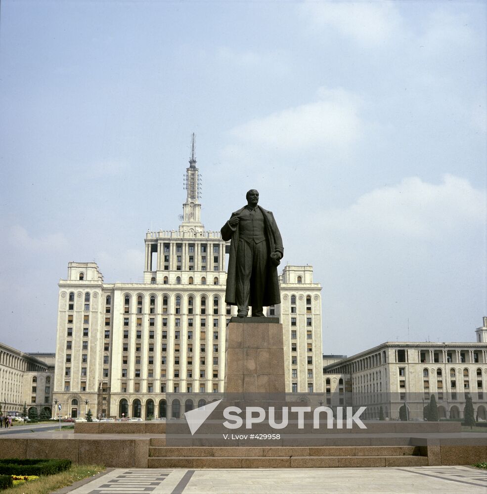 Scinteia publishing house and monument to Vladimir Lenin