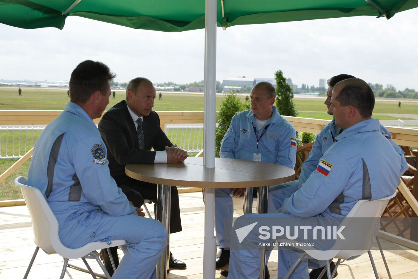 Vladimir Putin meets with Russian Knights team pilots