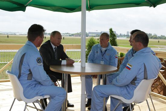 Vladimir Putin meets with Russian Knights team pilots