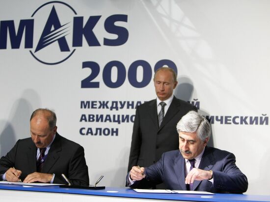 Vladimir Putin attends agreement signing ceremony at MAKS-2009