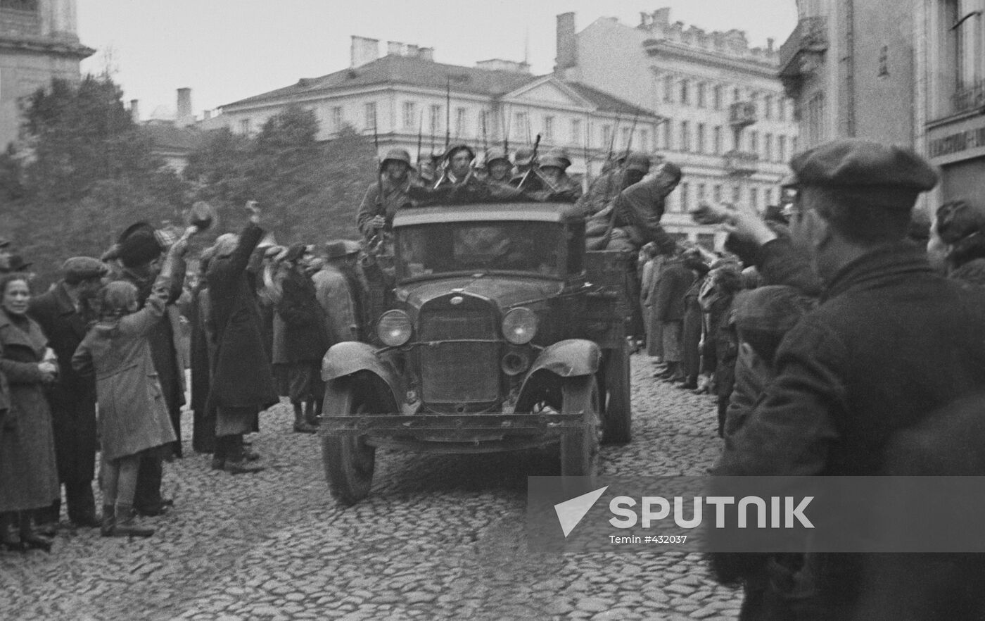 Soviet army units enter Vilno