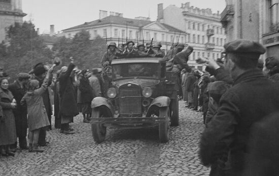 Soviet army units enter Vilno