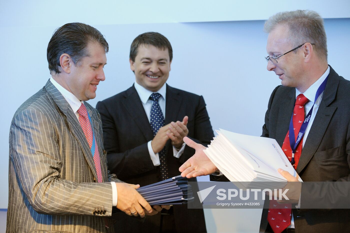 Contract signing between IFC and Atlant-Soyuz