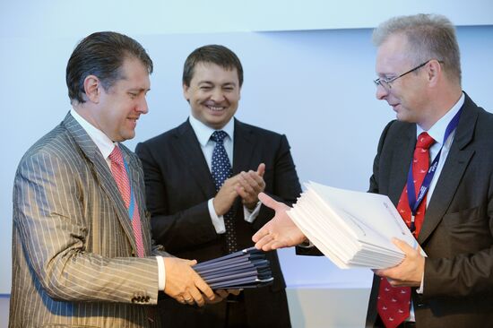 Contract signing between IFC and Atlant-Soyuz