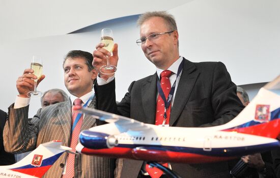 Contract signing between IFC and Atlant-Soyuz