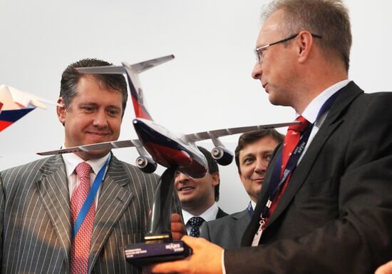 Contract signing between IFC and Atlant-Soyuz