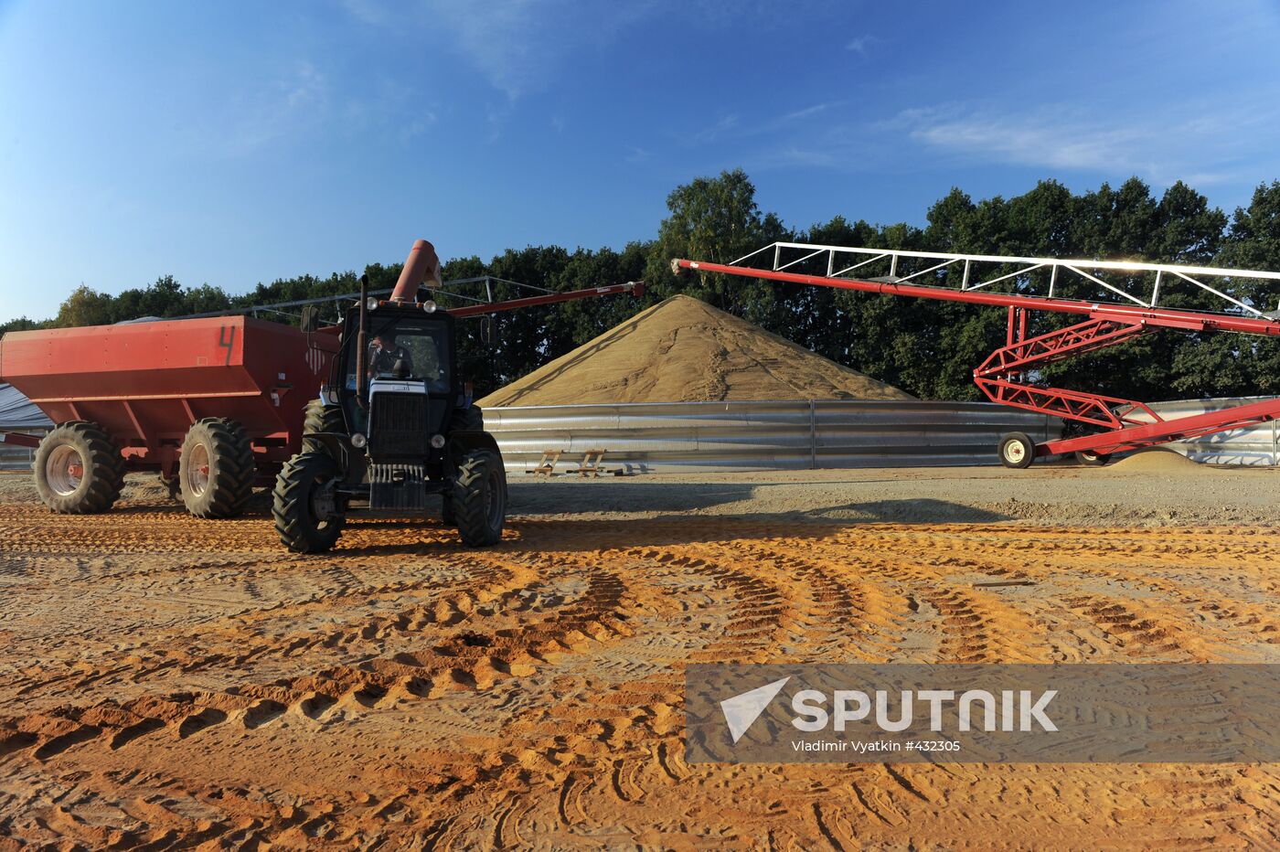 Grain harvesting in Otradaagroinvest, Oryol Region