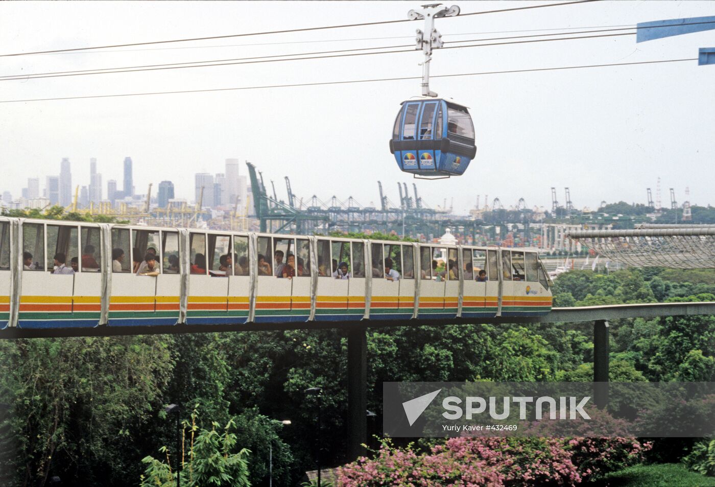 Aerial cableway and monorail