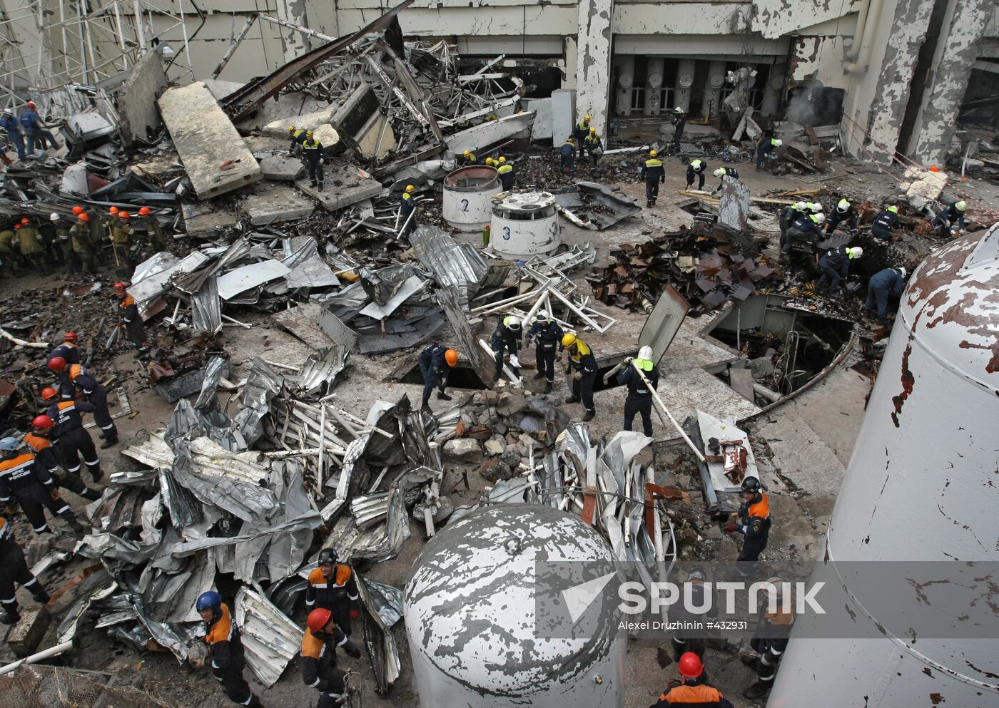 Clearing rubble at Sayano-Shushenskaya Power Plant