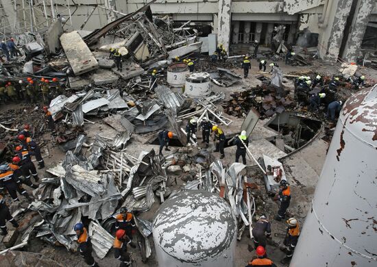 Clearing rubble at Sayano-Shushenskaya Power Plant