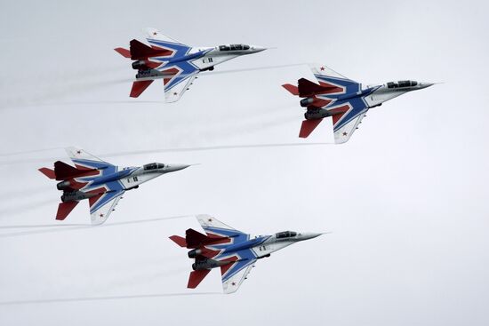 Strizhi aerobatic team