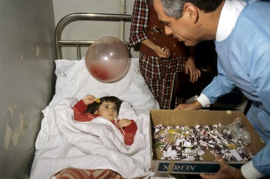 US Congressmen visit children's hospital
