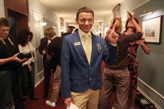Actor Alexander Oleshko on set of comedy film Na Izmene
