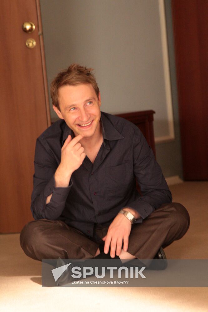 Actor Andrei Kaikov on set of comedy film Na Izmene