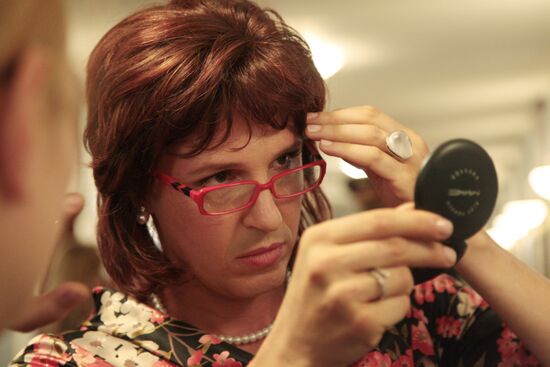 Actor Igor Vernik on set of comedy film Na Izmene