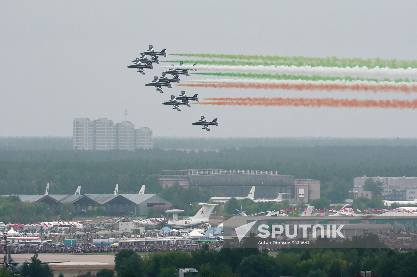 Frecce Tricolori performing on MAKS-2009 air show's closing day