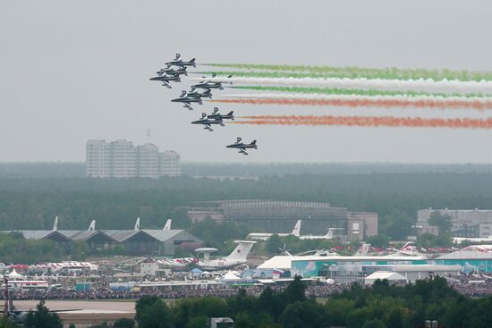 Frecce Tricolori performing on MAKS-2009 air show's closing day