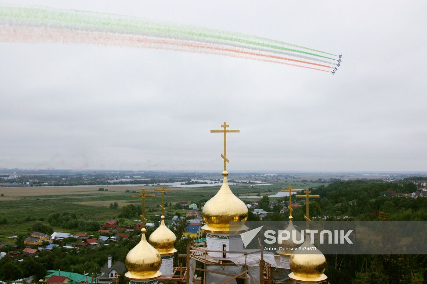 Frecce Tricolori performing on MAKS-2009 air show's closing day