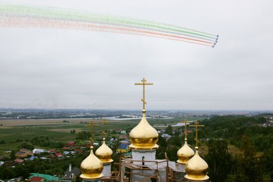 Frecce Tricolori performing on MAKS-2009 air show's closing day