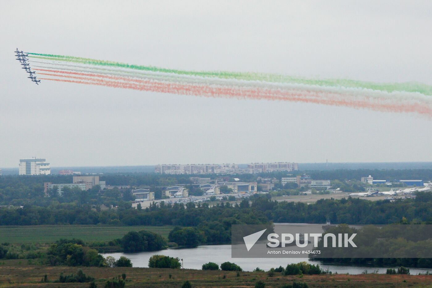 Frecce Tricolori performing on MAKS-2009 air show's closing day