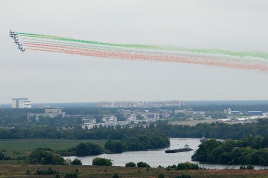 Frecce Tricolori performing on MAKS-2009 air show's closing day