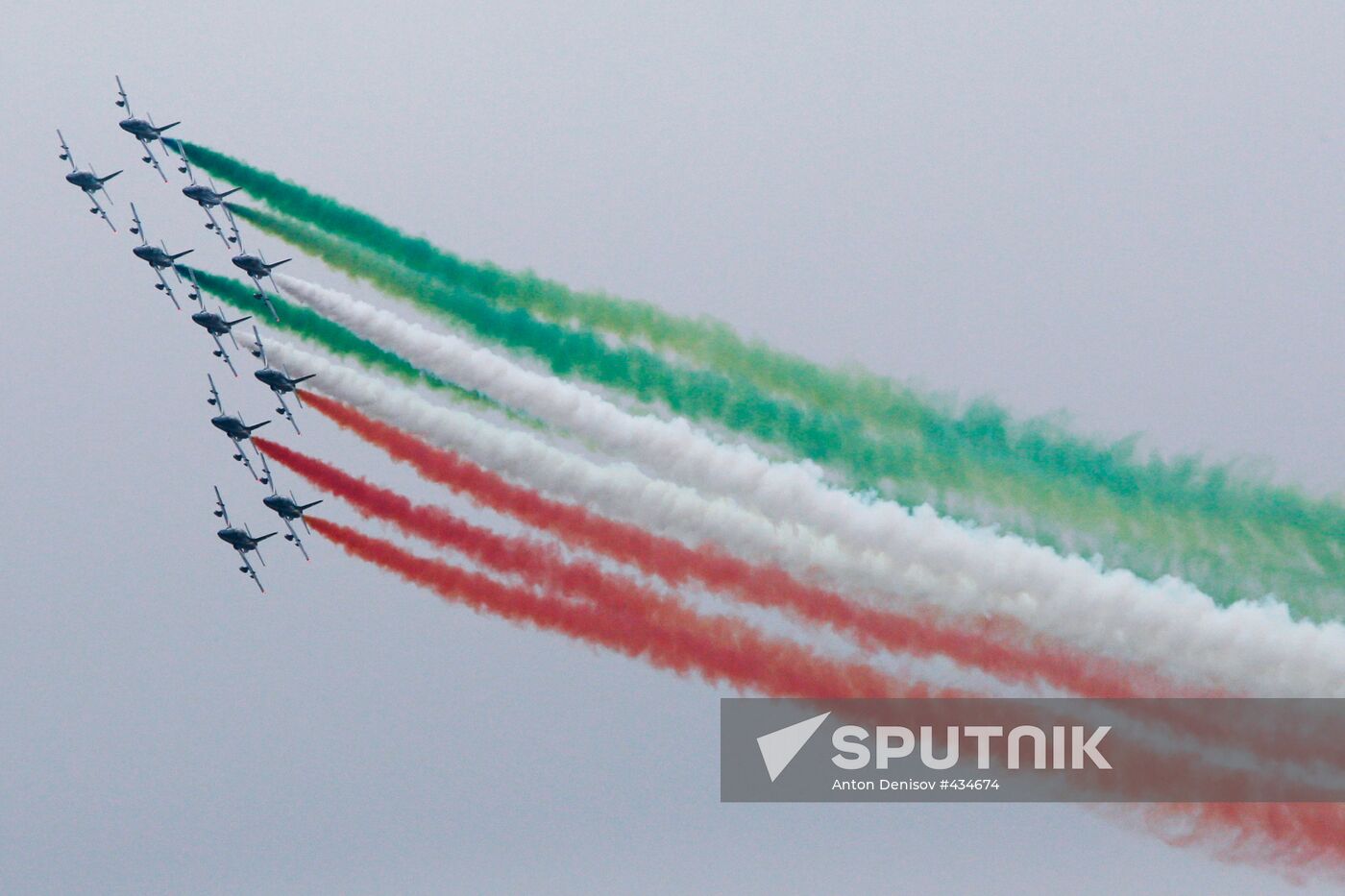 Frecce Tricolori performing on MAKS-2009 air show's closing day