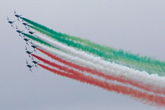 Frecce Tricolori performing on MAKS-2009 air show's closing day