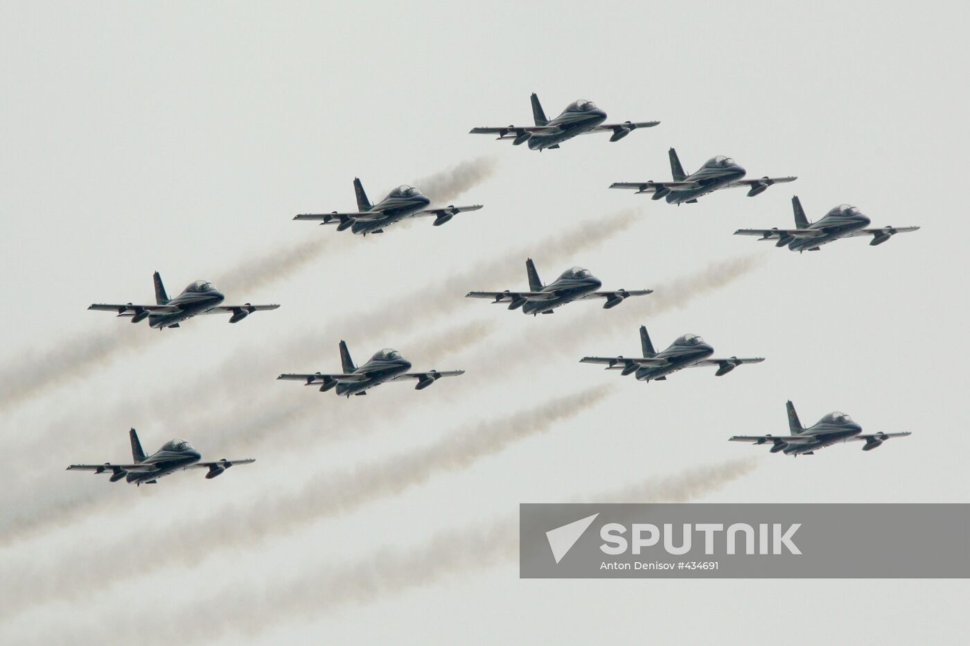 Frecce Tricolori performing on MAKS-2009 air show's closing day
