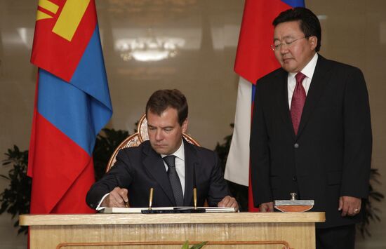 Russian and Mongolian presidents meet