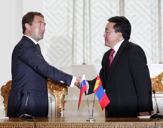 Russian and Mongolian presidents give news conference
