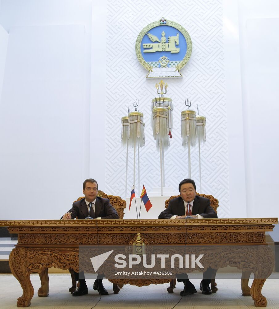 Russian and Mongolian presidents give news conference