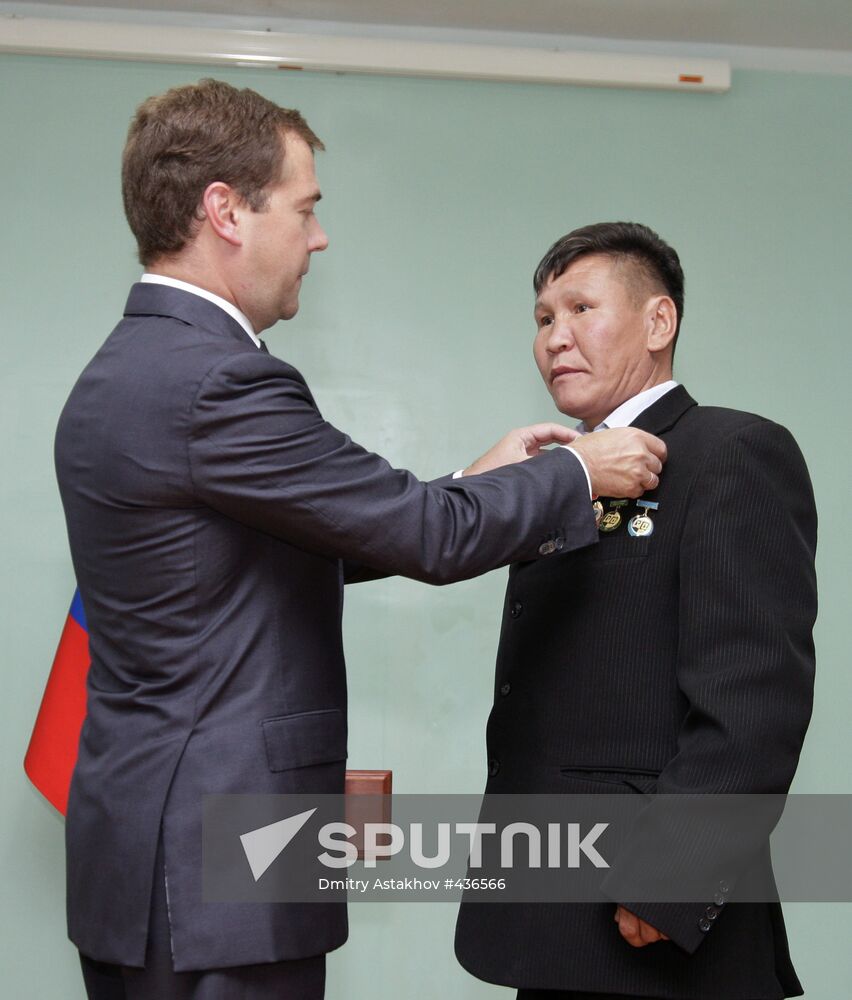Dmitry Medvedev hands out awards to Mongolrostsvetmet employees