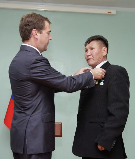 Dmitry Medvedev hands out awards to Mongolrostsvetmet employees