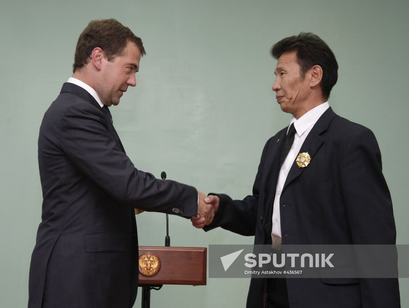 Dmitry Medvedev hands out awards to Mongolrostsvetmet employees