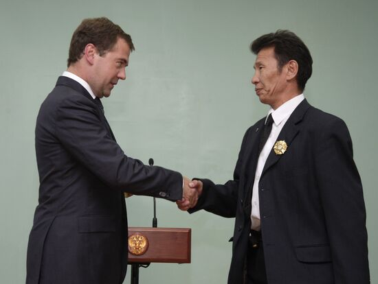 Dmitry Medvedev hands out awards to Mongolrostsvetmet employees