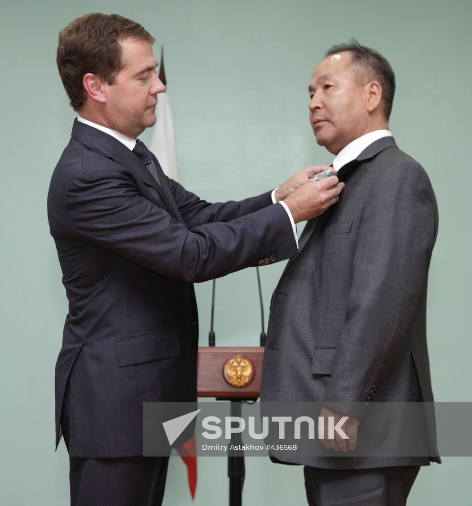 Dmitry Medvedev hands out awards to Mongolrostsvetmet employees