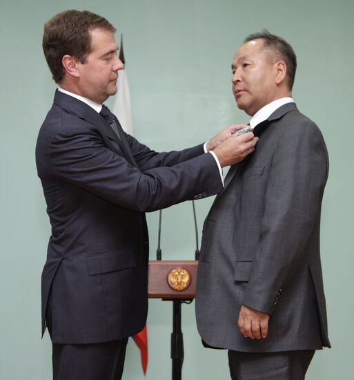 Dmitry Medvedev hands out awards to Mongolrostsvetmet employees