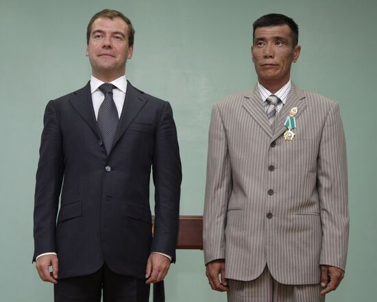 Dmitry Medvedev hands out awards to Mongolrostsvetmet employees
