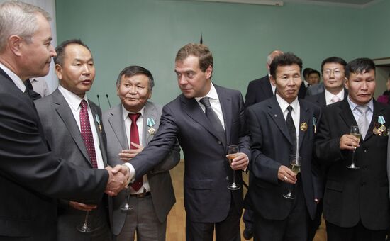 Dmitry Medvedev hands out awards to Mongolrostsvetmet employees