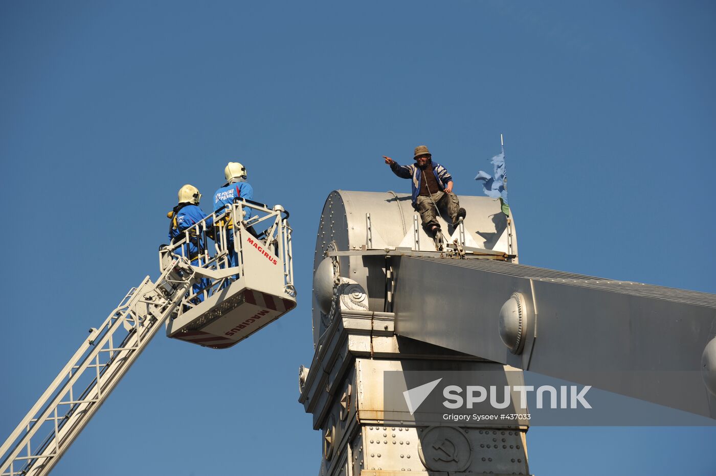 Man climbed on top of Krymsky Bridge