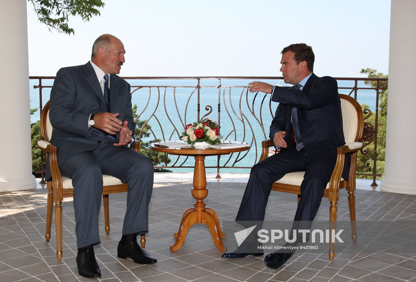 Russian, Belarusian Presidents hold informal meeting